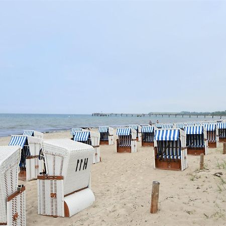 Spacious Bungalow Near Sea In Grundshagen Bagian luar foto